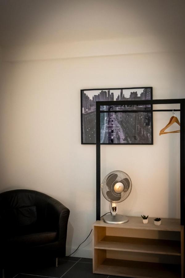 Superbe Appartement Avec Patio Nimes Exterior photo